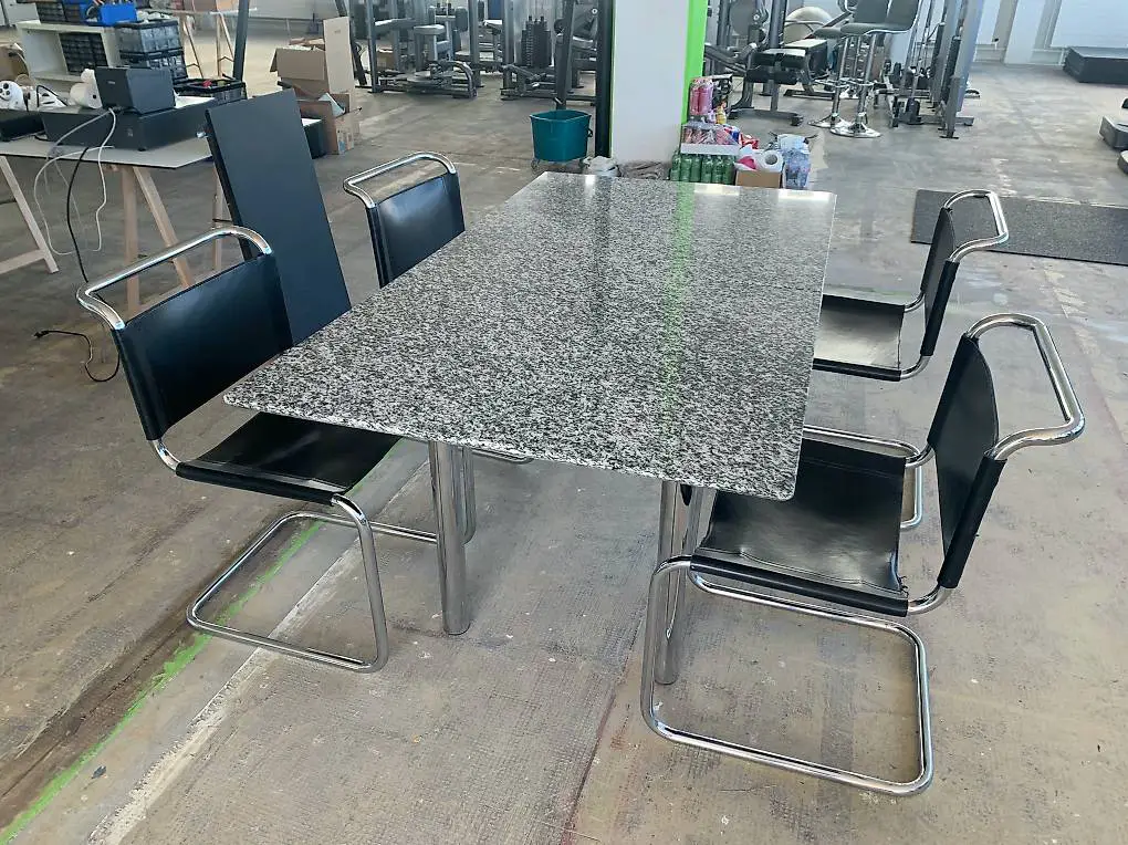 Granit-Tisch mit 4 Freischwinger-Stühlen - stabil & stilvoll