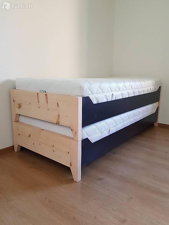 Bett stapelbar aus Schwarzblech und Arvenholz