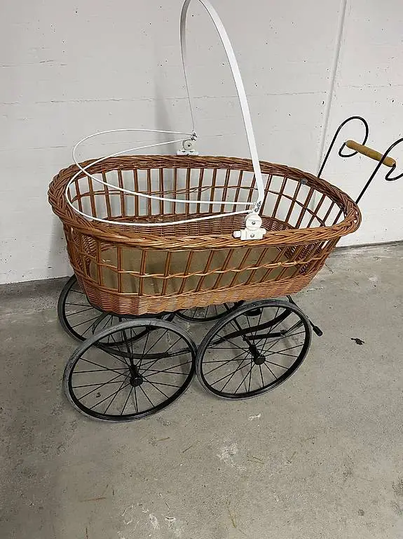 Antiker Kinderwagen