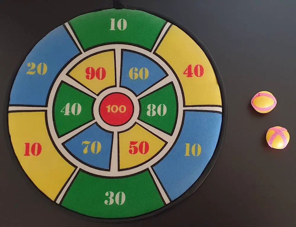 Dartspiel mit Bällen - für die Schule oder zu Hause