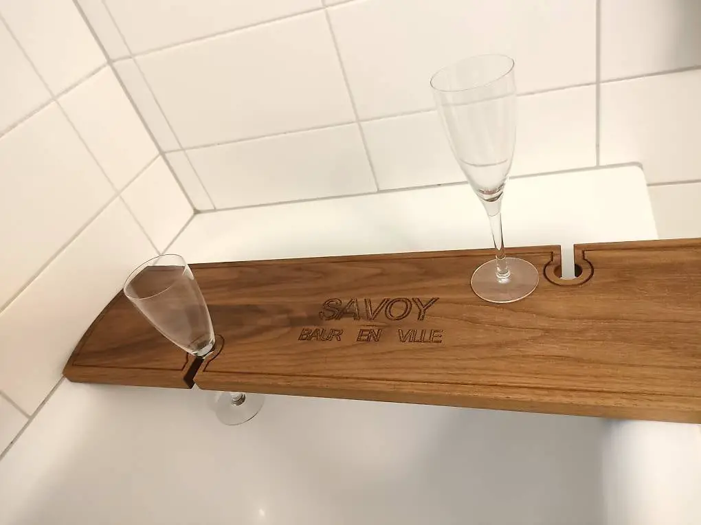 Wunderschöne Badewannenbrücke aus massiver Eiche