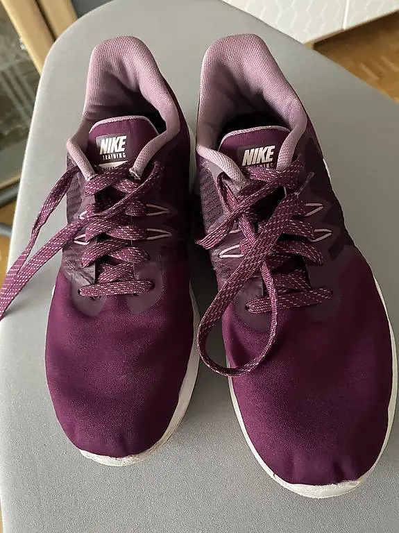 Damen Nike Turnschuhe Grösse 38.5 lila weinrot getragen.