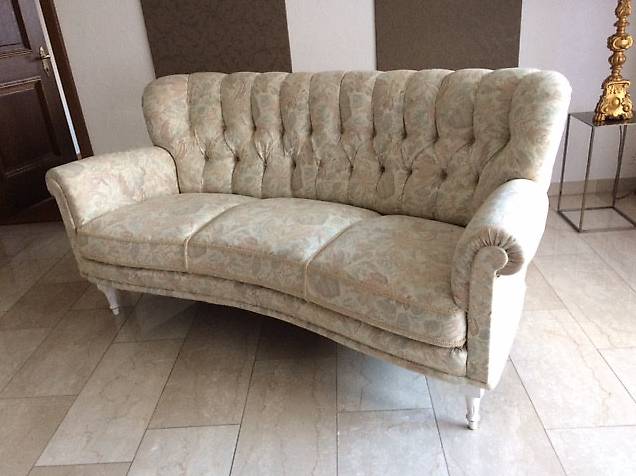 Sofa - Antik-Finish, neu gepolstert, dezenter Stoffüberzug