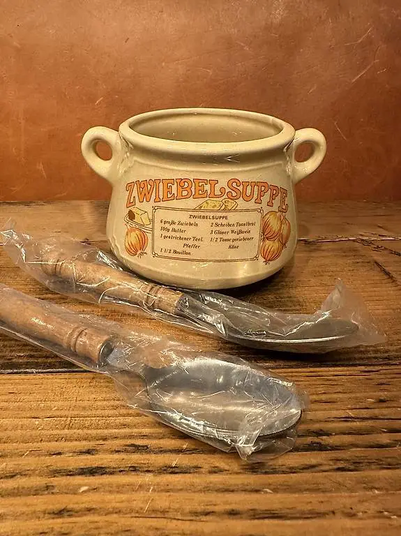 Suppentopf mit Rezept und zwei Löffeln sf