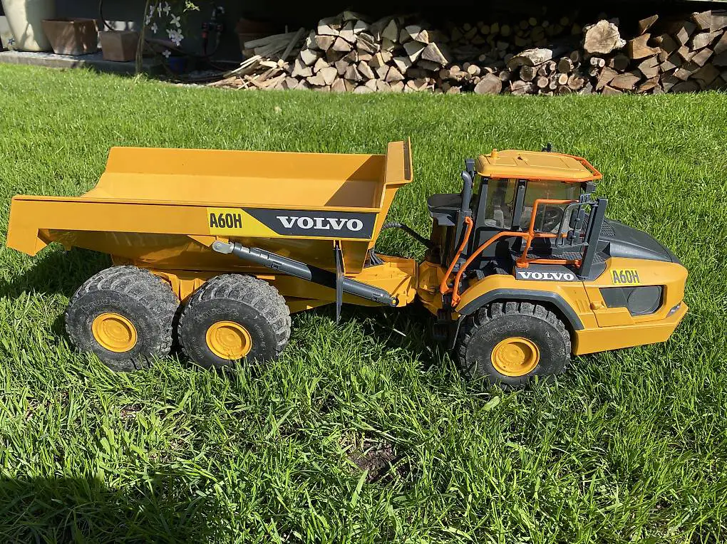Bruder Muldenkipper Volvo Dumper