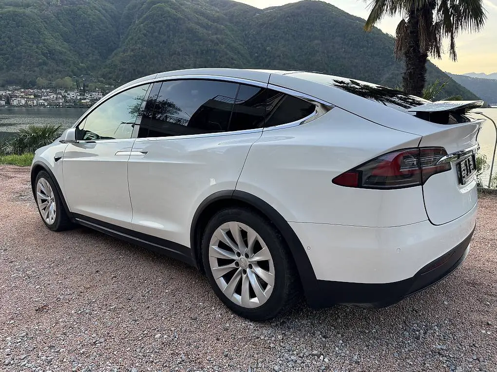 Tesla Model X 90 D - Free Superchargers