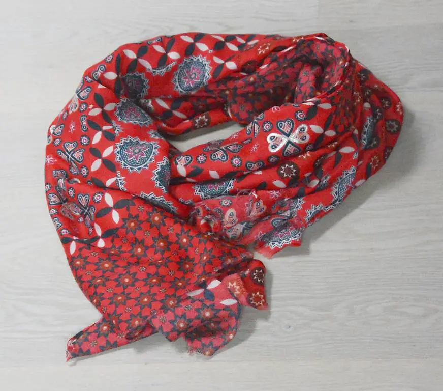 roter Viskose Schal mit unterschiedlichen Quadrat Mustern