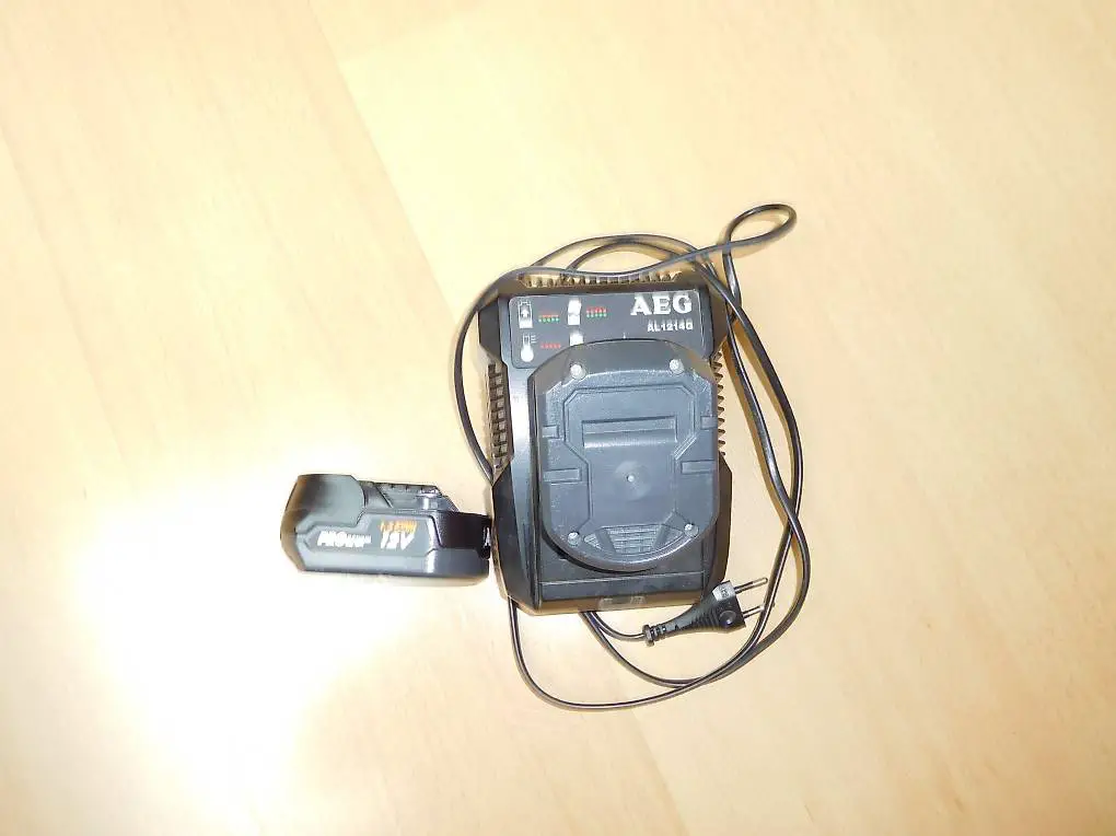 AEG Akku Schnelladegerät für 12.v und 14.4v Akkus + 2x Akku
