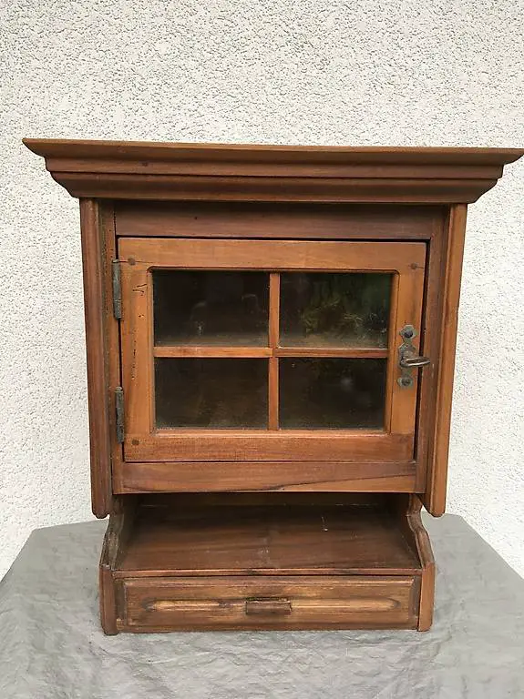 Vitrine - Holzschrank