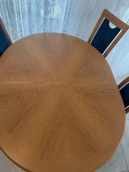Eichentisch massiv oval mit Einlegeplatte, 4 Stühle