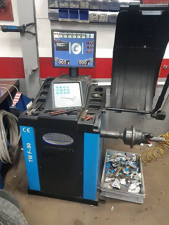 Wuchtmaschine, Auswuchtmaschine