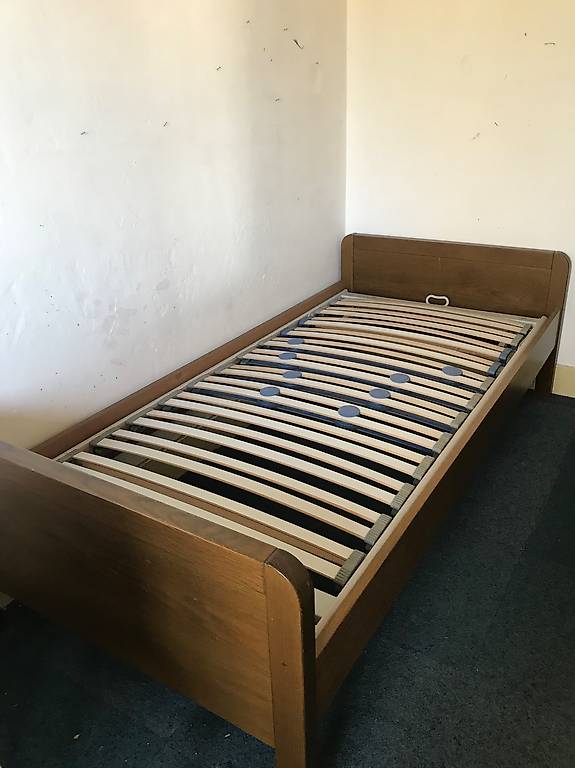 Bett mit Lattenrost