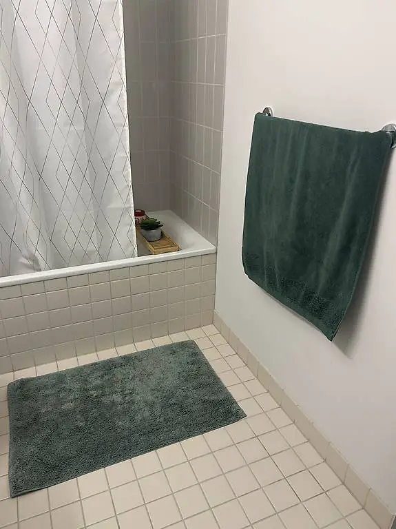 Set: Badeteppich, 2 Duschtücher + 1 Handtuch, 100% Baumwolle