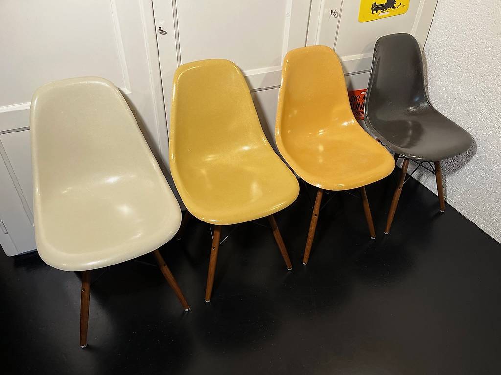 Eames Fiberglas Side Chair 4er Set hell-dunkel