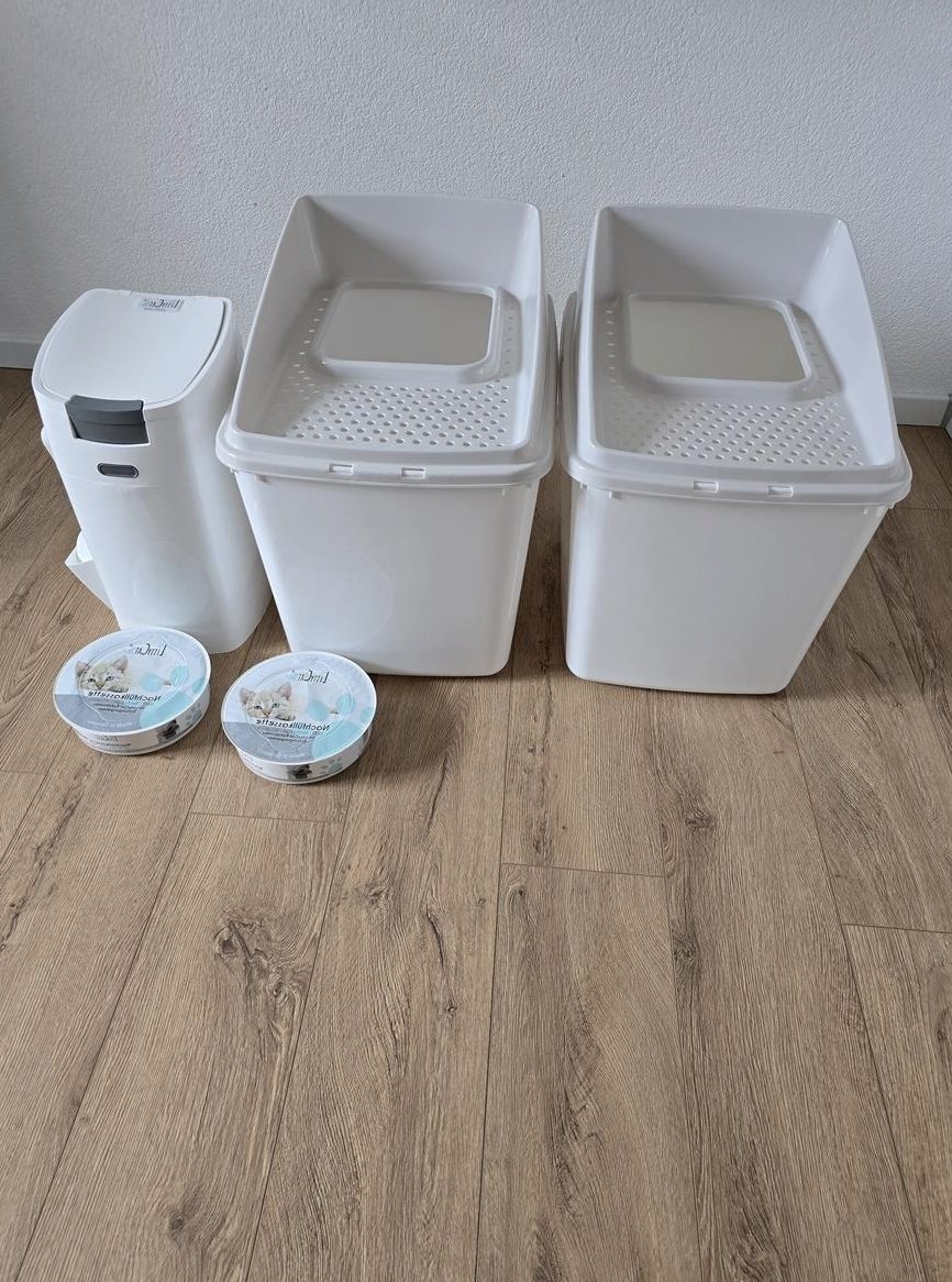 Katzentoiletten und Abfallbehälter..