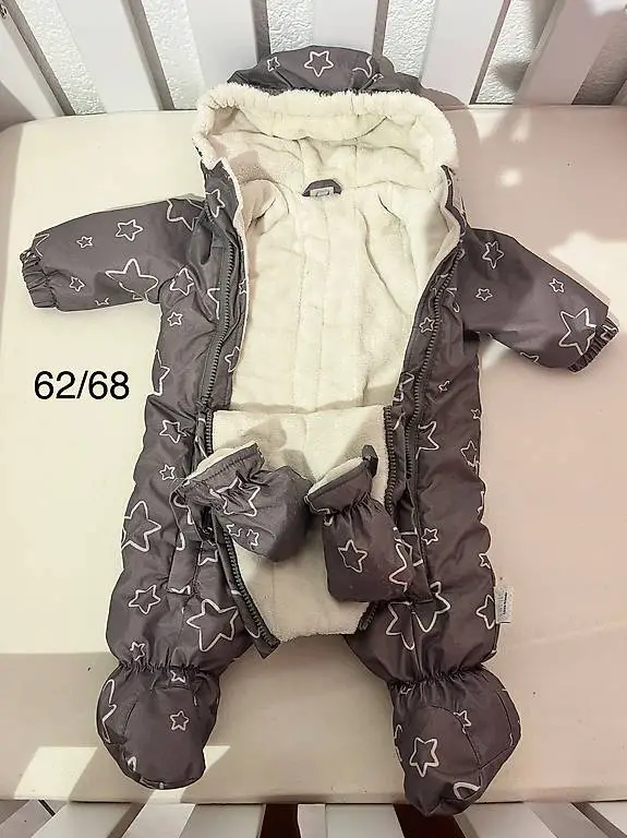 Schneeanzug Grösse 62/68 (siehe Loch Bild 3)