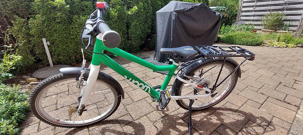 Woom 4 grün mit Seitenständer, Schutzblech und Gepäckträger