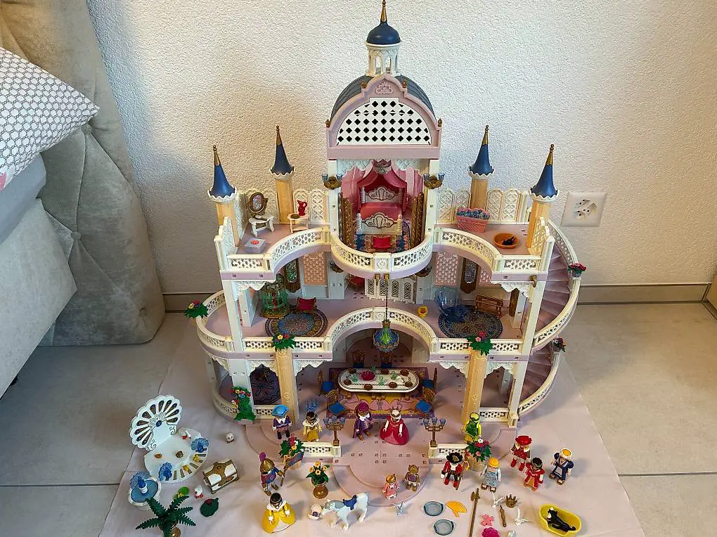 Playmobil grosses Märchenschloss mit Möbel + vielen Figuren