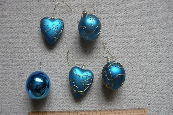 fünf blaue Weihnachtskugeln