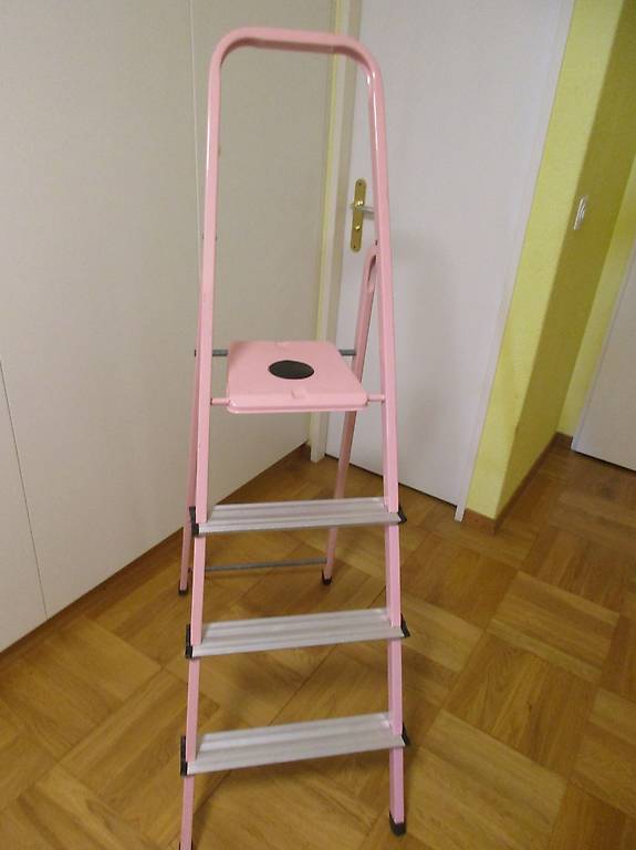 neuwertige Metalleiter mit 4 Stufen, rosa
