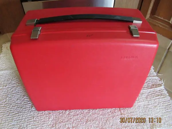  Bernina Nähmaschine 830 im roten Koffer mit üblichem