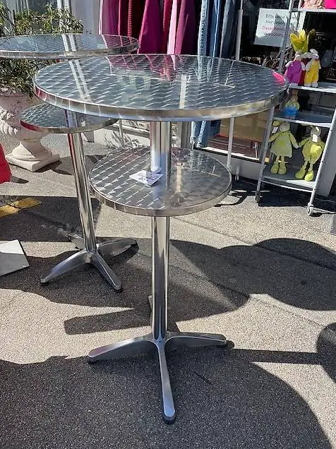 Stehtisch Alu mit zusätzlicher Ablagemöglichkeit