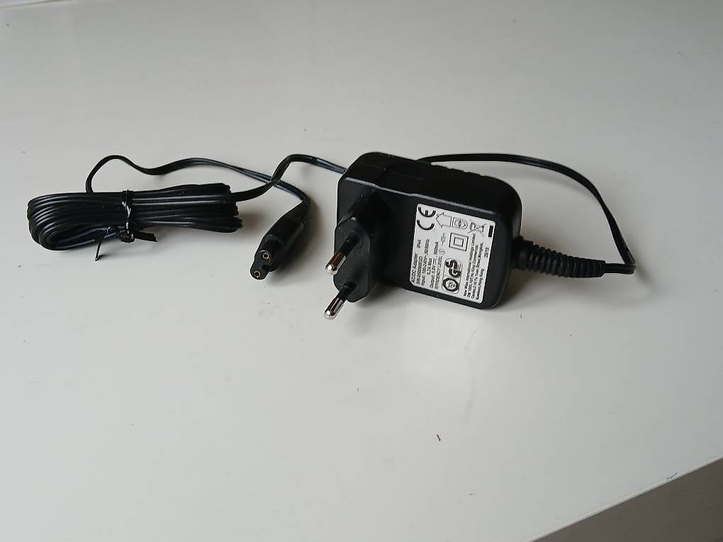 Adapter Adaptateur / Stromanschluss für z.B. Rasierapparat