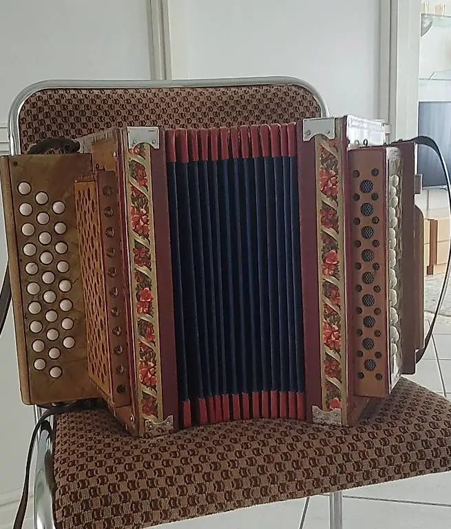 Schwyzerörgeli Greub (oder Hess) B, 18 Bässe, 2chörig