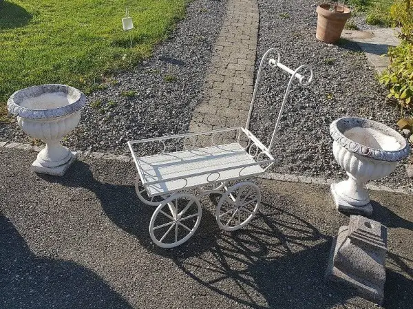 Schönes weisses Wägeli