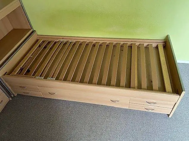 Bett, Truhenelement und Regal mit Schubladen