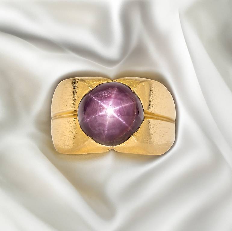 Anello Vintage in oro giallo con Rubino stellato