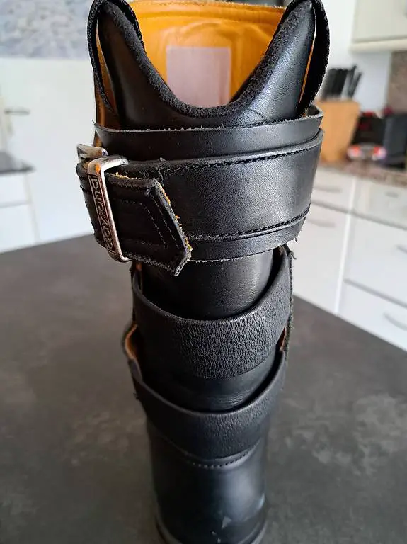 Motorradstiefel neu besohlt