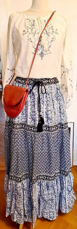 Maxirock; Bluse Abercrombie&Fitch; Ch.Jourdan Täschli