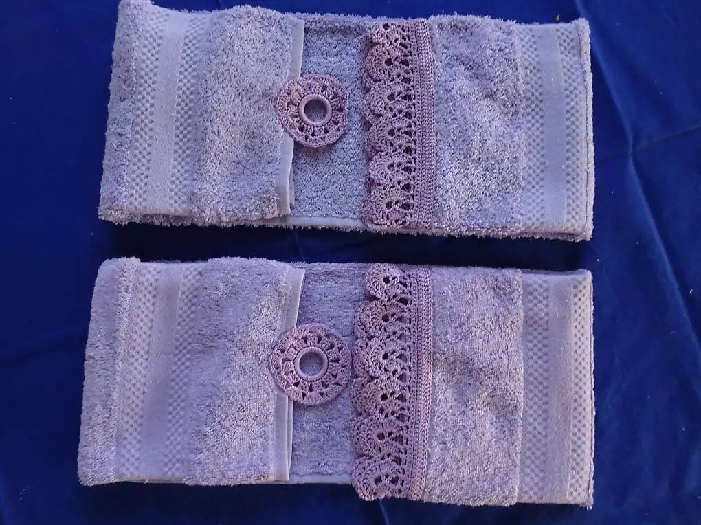 NEU Frottiertücher 2Stück VIOLETT. Mit Spitzen-Bordüre, Ring