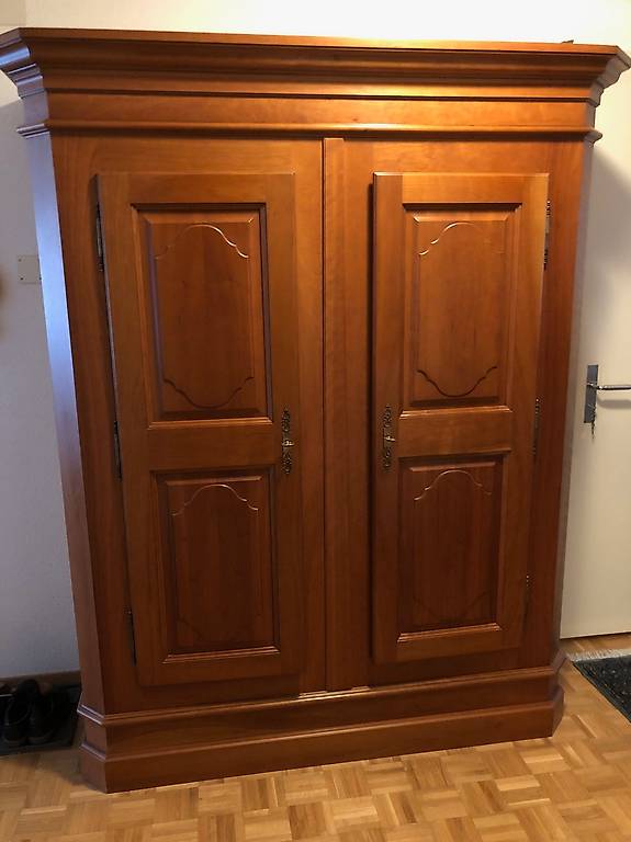 Holzschrank aus Kirschbaumholz