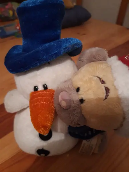Pimboli Plüsch avec bonhomme de neige, mit Schneemann