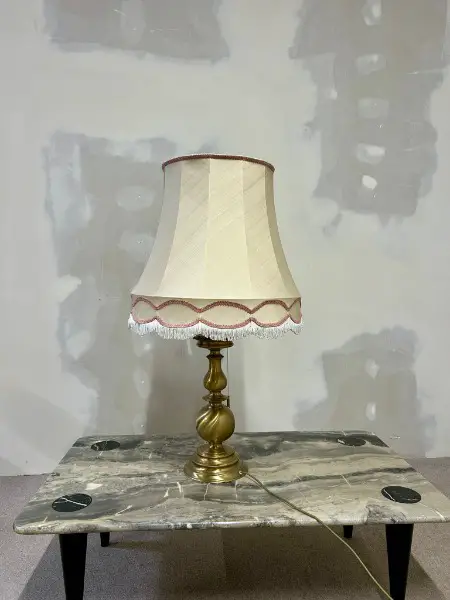 Vintage Tischlampe mit goldfarbenen Sockel und Stoffschirm