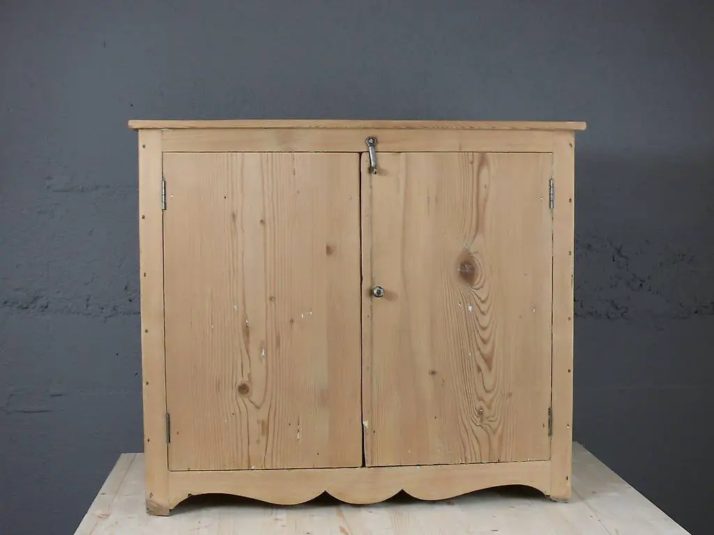 Antikes Holzmöbel, frisch renoviert