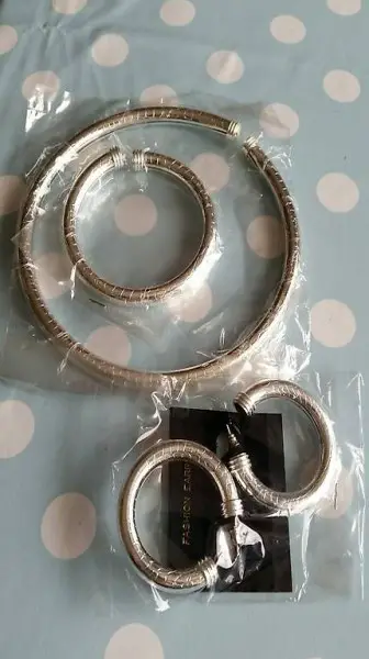 une parure fantaisie