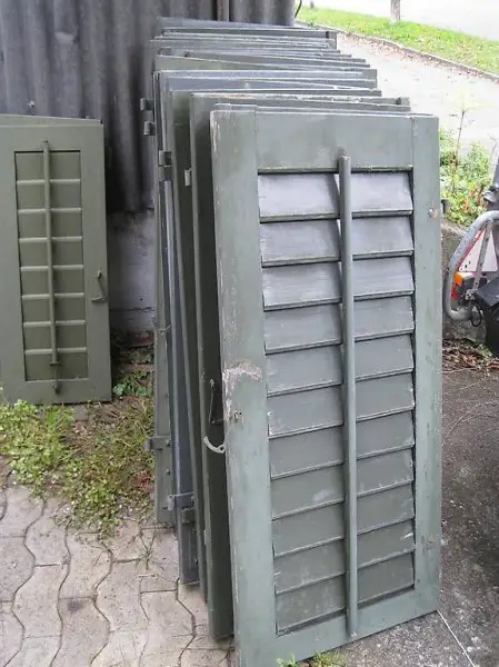 antike Fensterläden aus Holz / Holzladen / Fensterladen alt