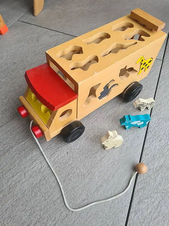 Holzspielzeug - Fahrzeug mit Tiere