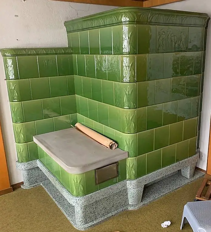 Kachelofen mit Stitzbank, grün 1971