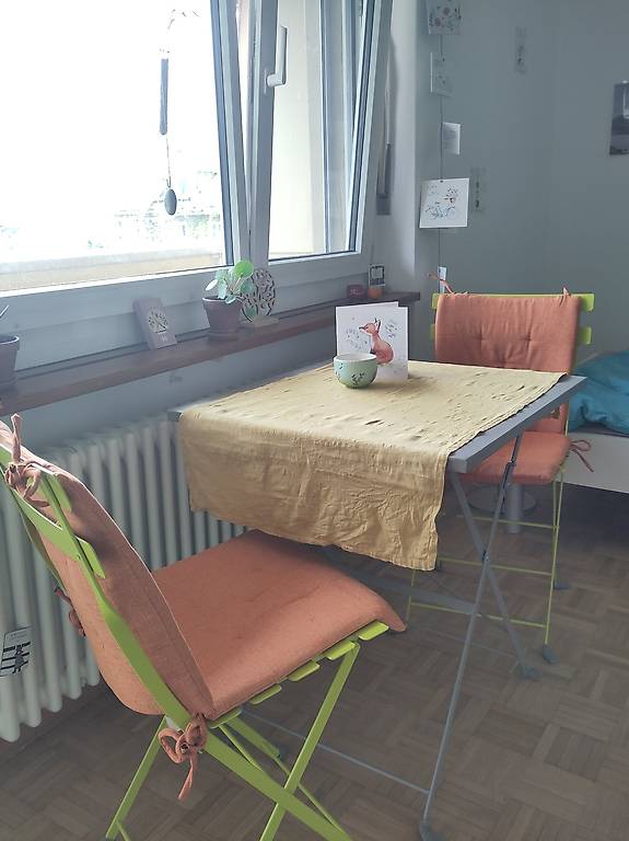 Balkontisch mit zwei Stühlen zum Zusammenklappen