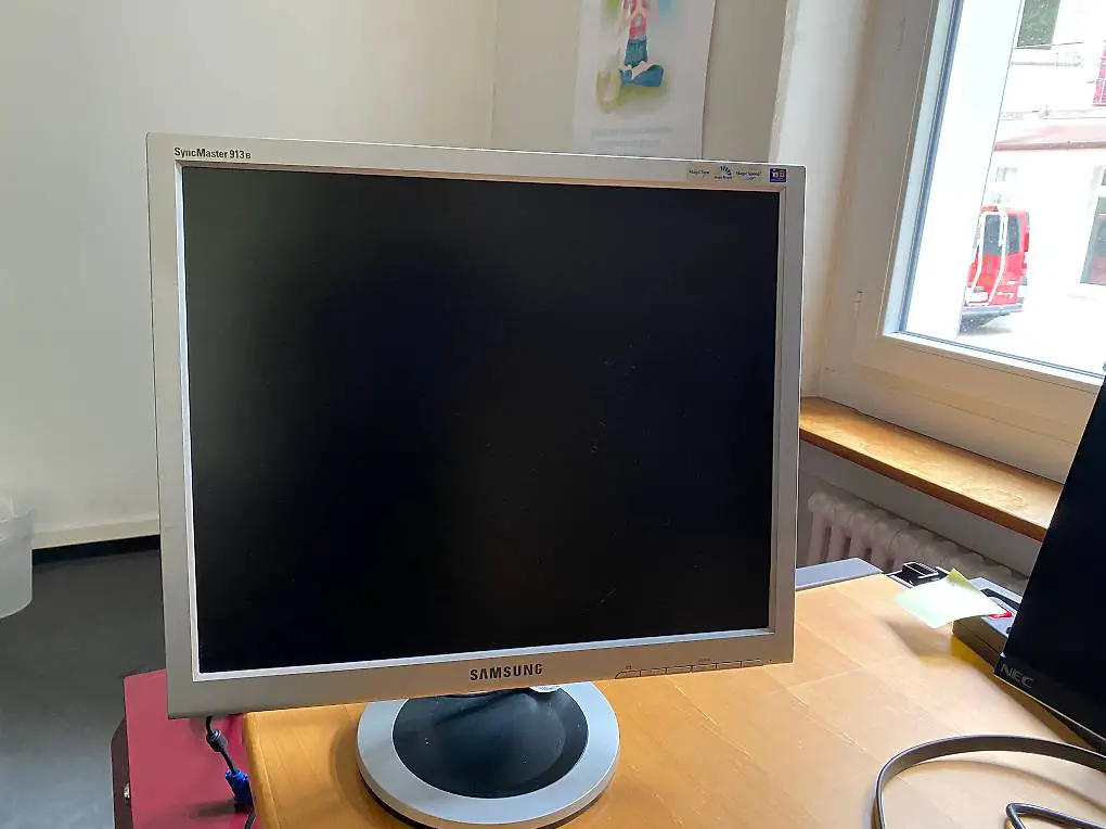 Computer-Bildschirm gratis abzugeben