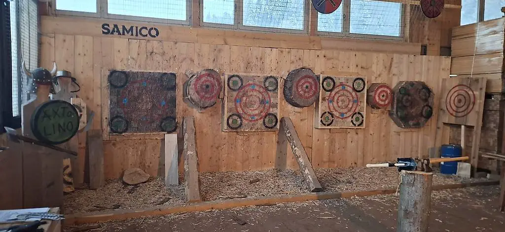 Messerwerfen im Sägewerk / Wurfmesser