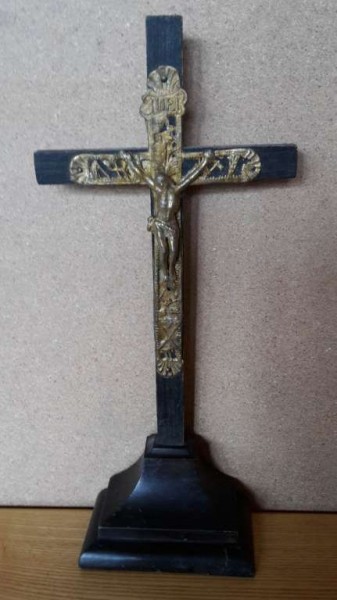 Altes schwarzes Kreuz mit Patina