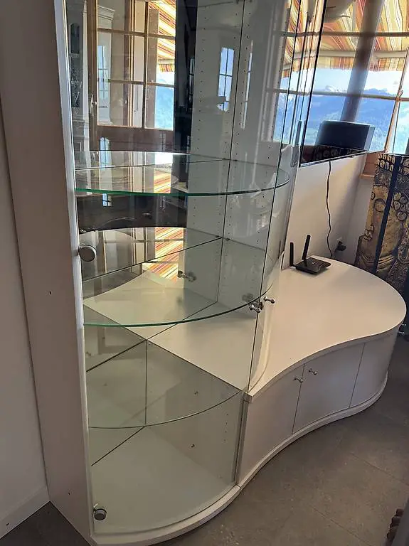 Schrankwand weiss mit Vitrine