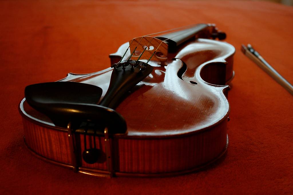 Bratsche mit Bogen