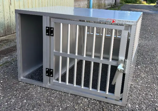 Hundebox mit Notausstieg