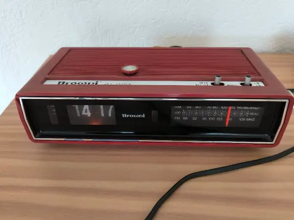 Vintage Radiowecker aus den 70er